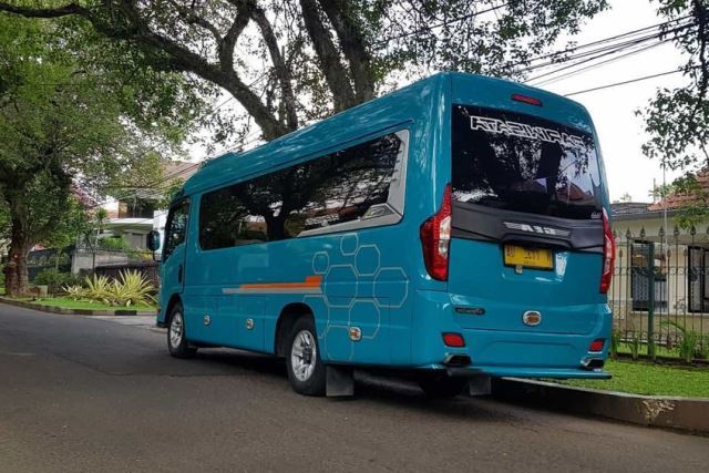 ELF Minibus Rental Yogyakarta with English-speaking Driver